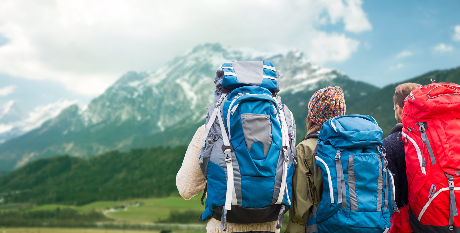 Gruppe von Menschen mit Wanderrucksäcken