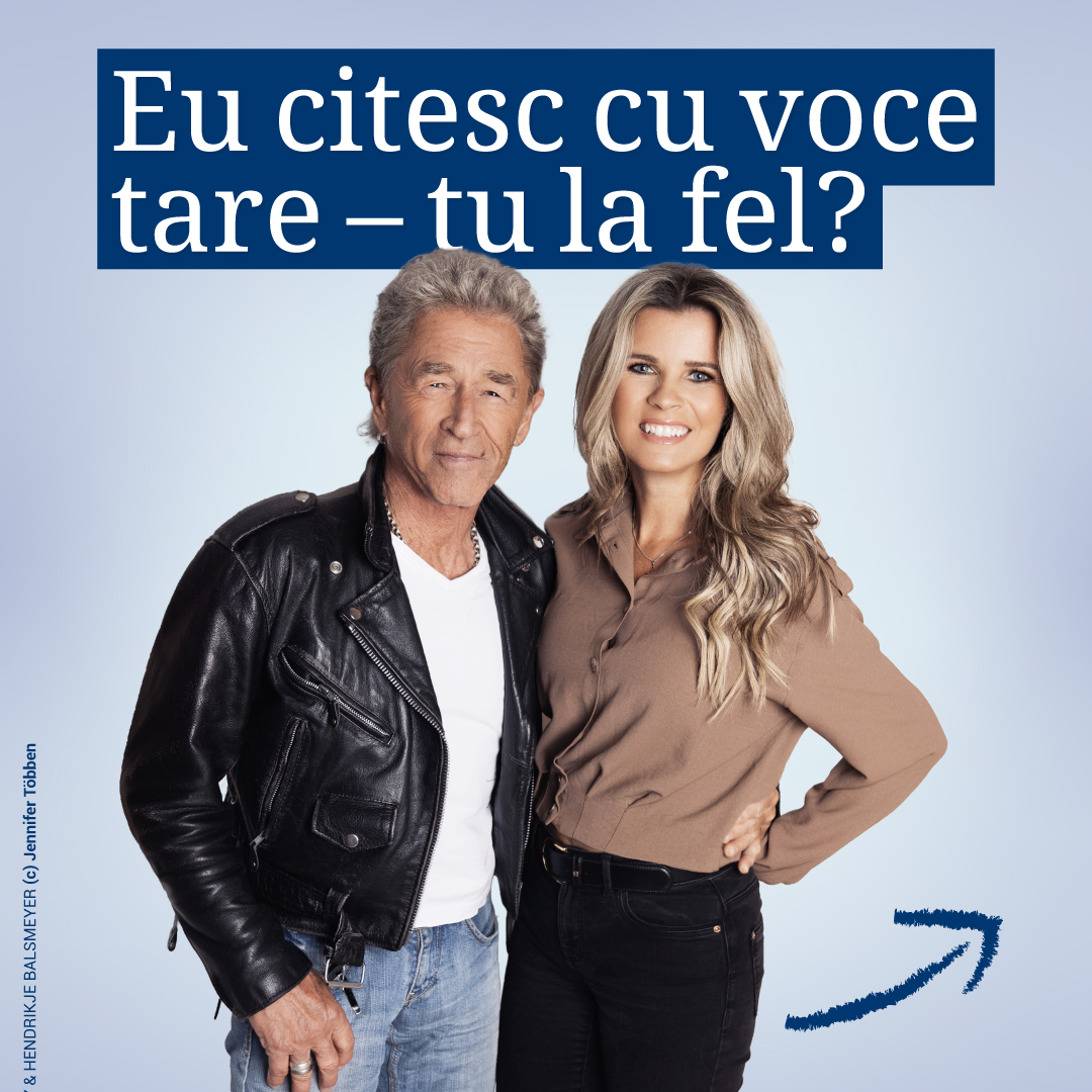 Grafik mit einem Mann in schwarzer Lederjacke und einer Frau in brauner Bluse vor hellem Hintergrund. Darüber steht auf Rumänisch „Eu citesc cu voce tare – tu la fel?“ („Ich lese vor – du auch?“).