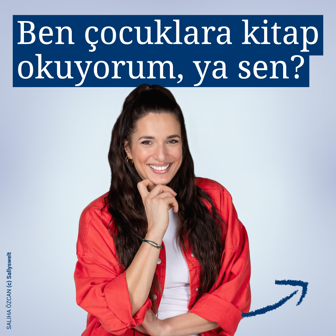 Grafik mit einer lächelnden Frau in roter Jacke und dem türkischen Text „Ben çocuklara kitap okuyorum, ya sen?“ („Ich lese Kindern vor – und du?“).
