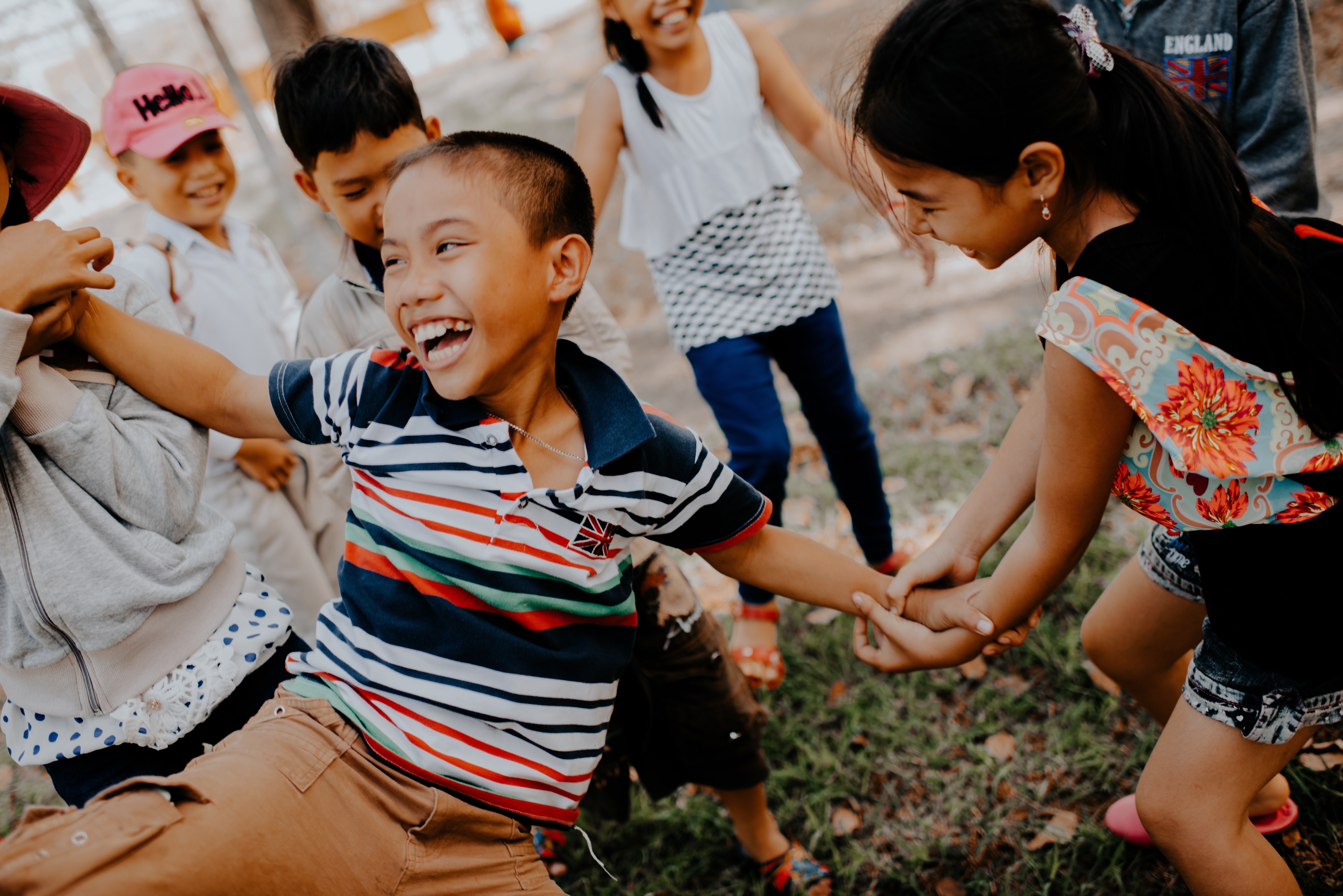 Kinder lachen und spielen