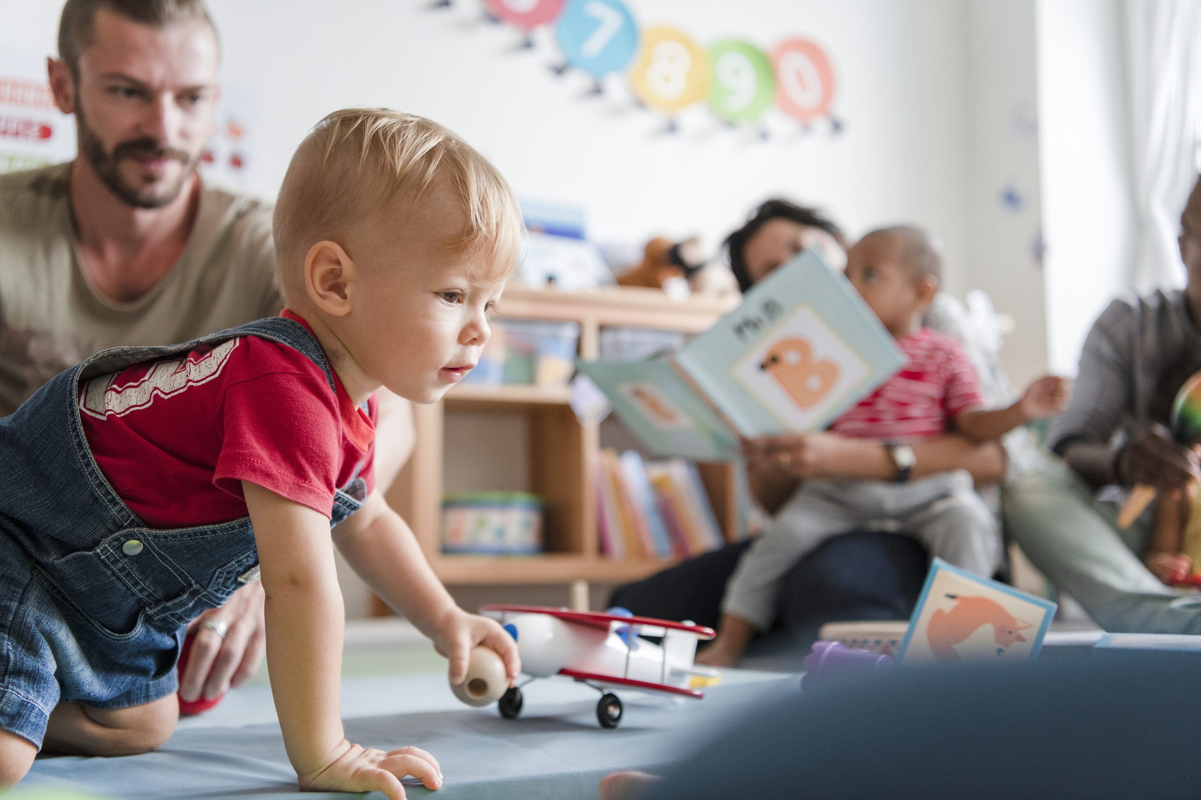 Eltern spielt mit ihren Kindern zu Hause