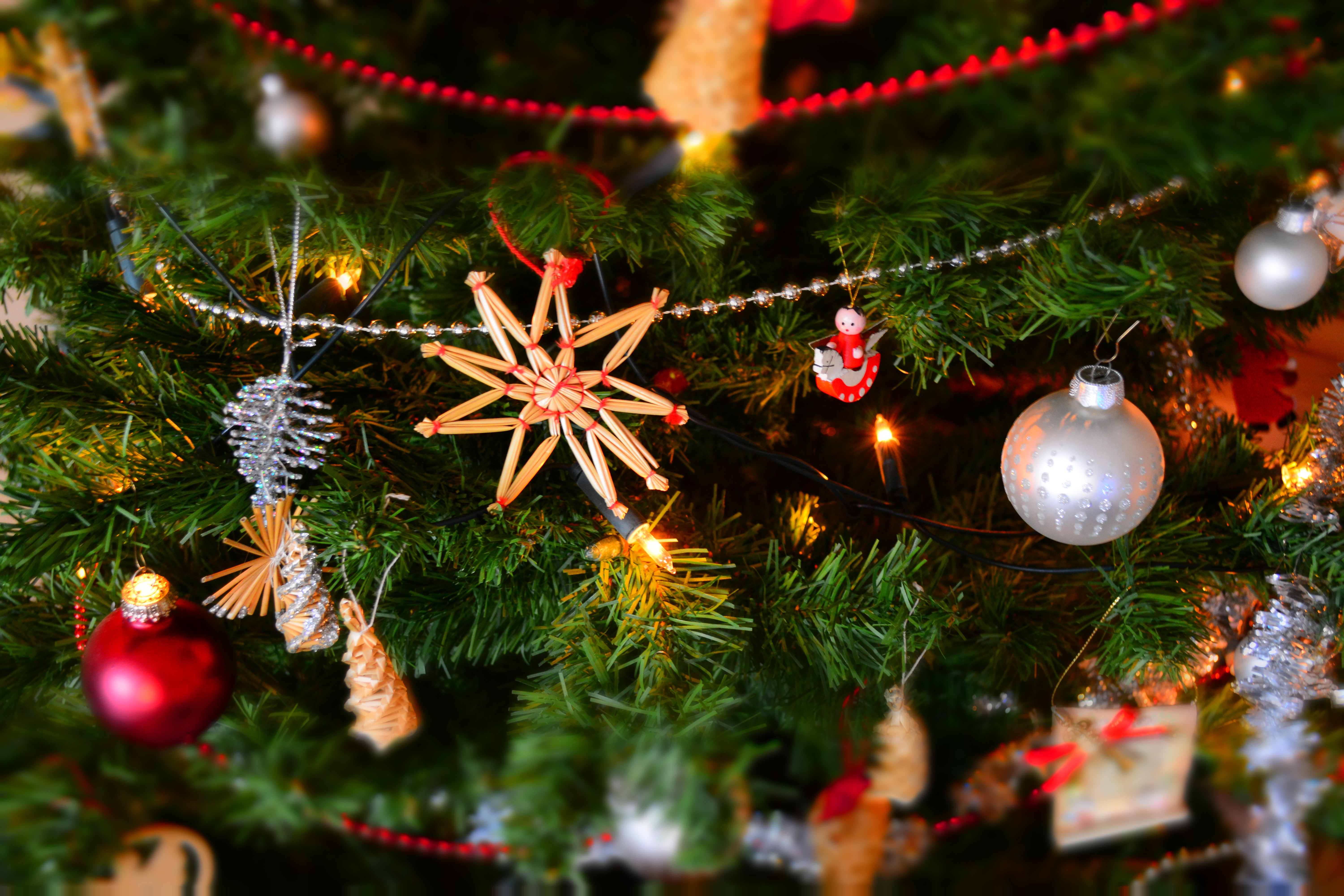 Nahaufnahme eines geschmückten Weihnachtsbaums