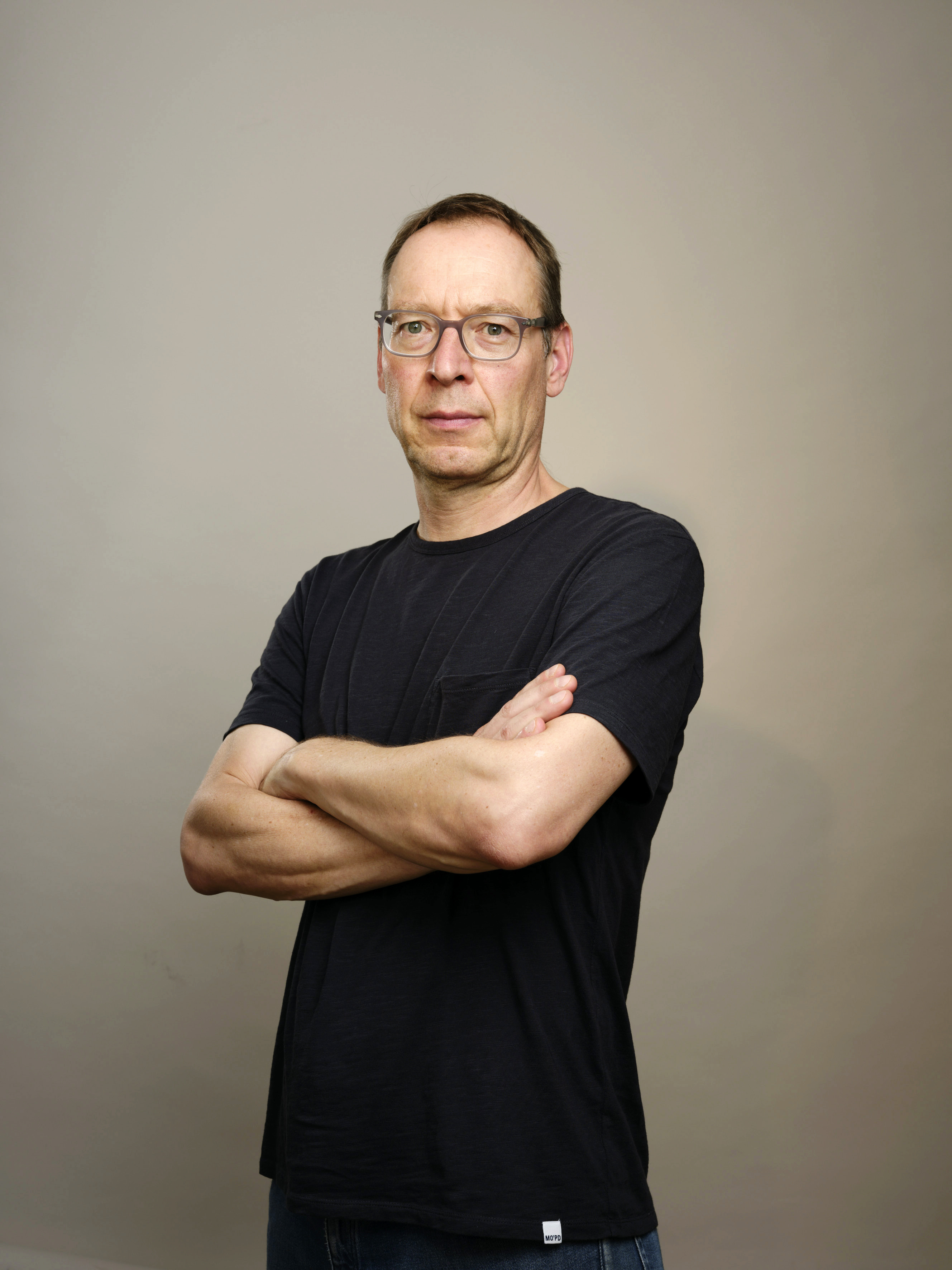 Foto von einem Mann mit verschränkten Armen