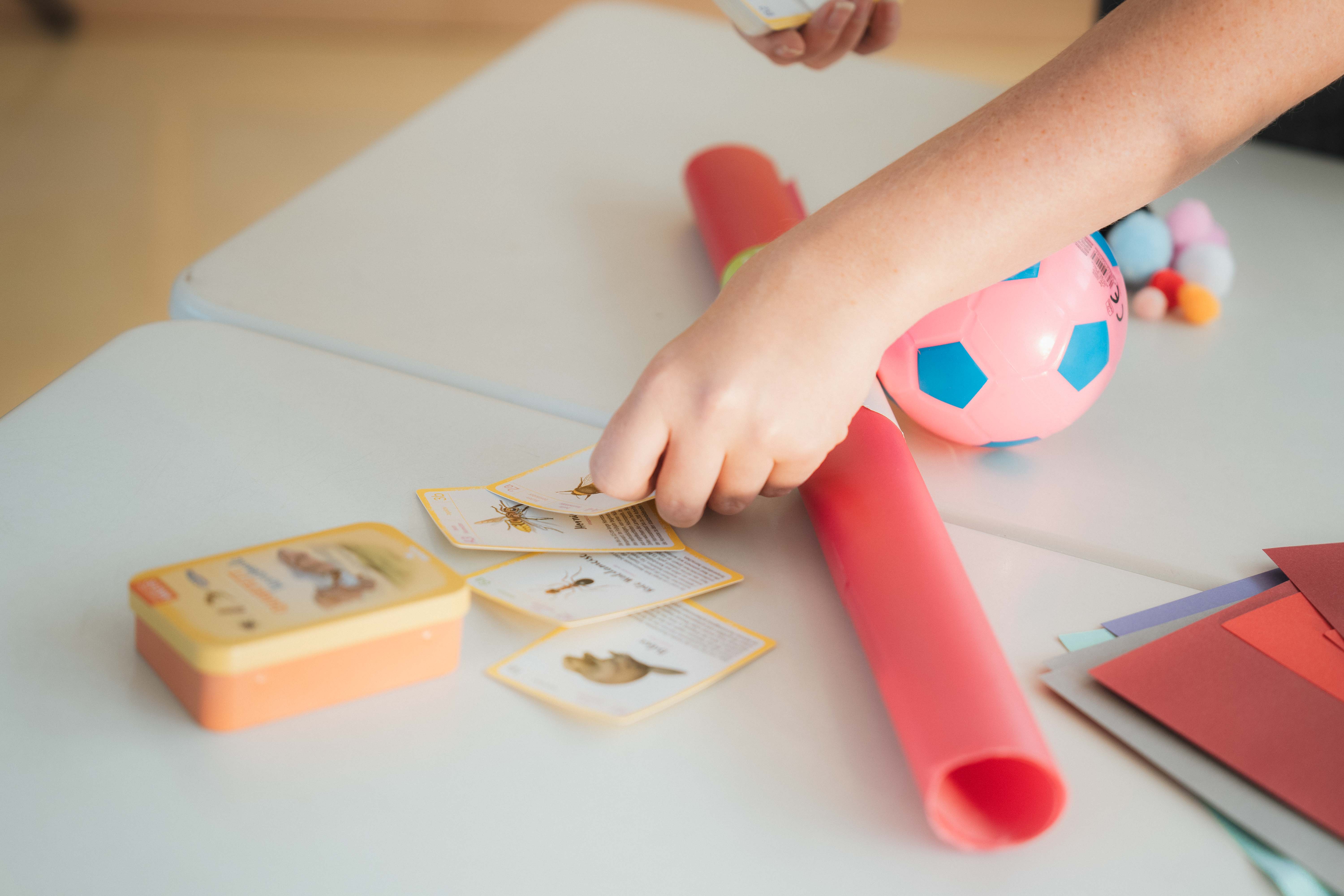 Kinderhand legt Spielkarten aus