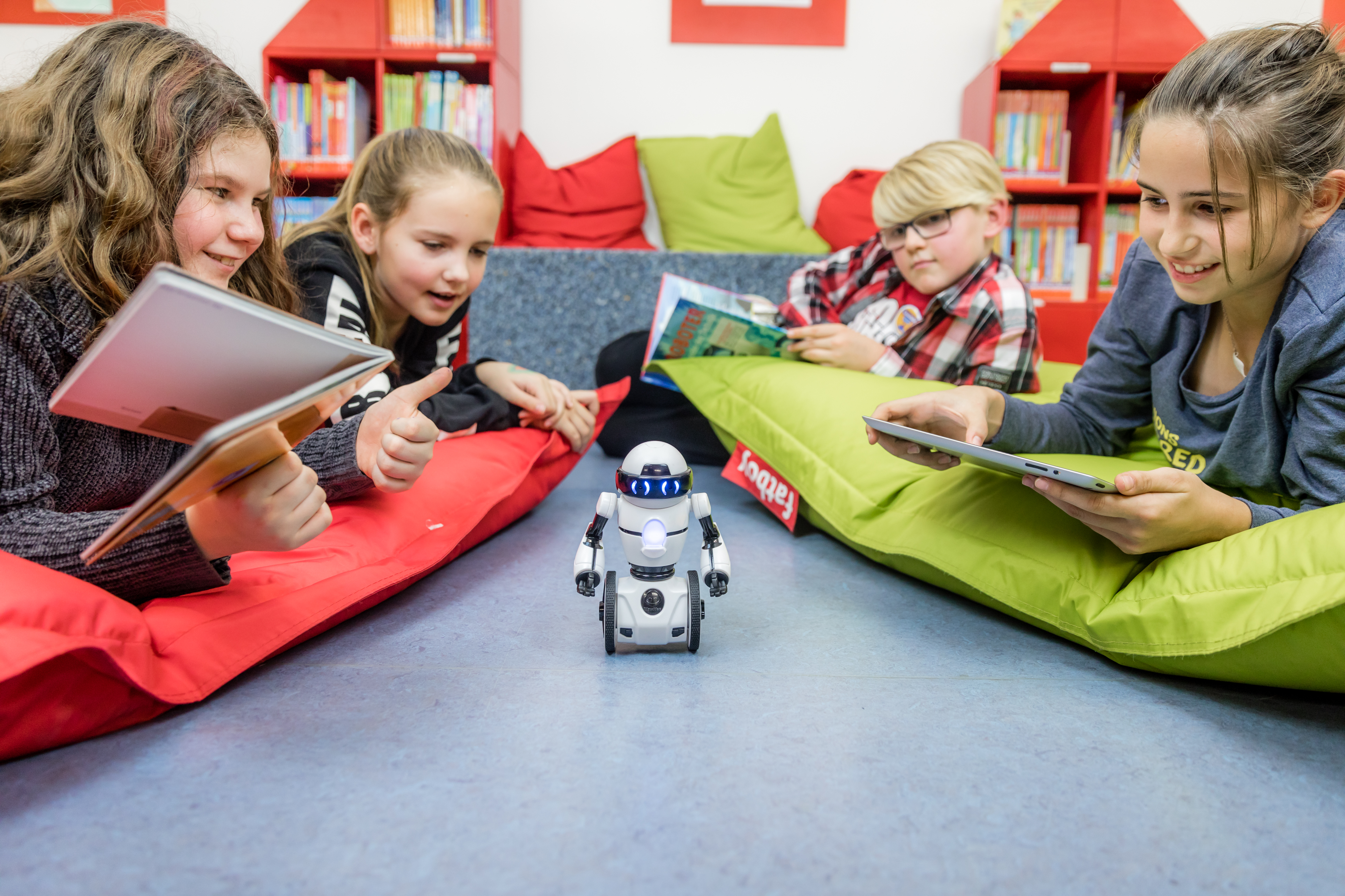 Kinder lesen und beobachten Roboter