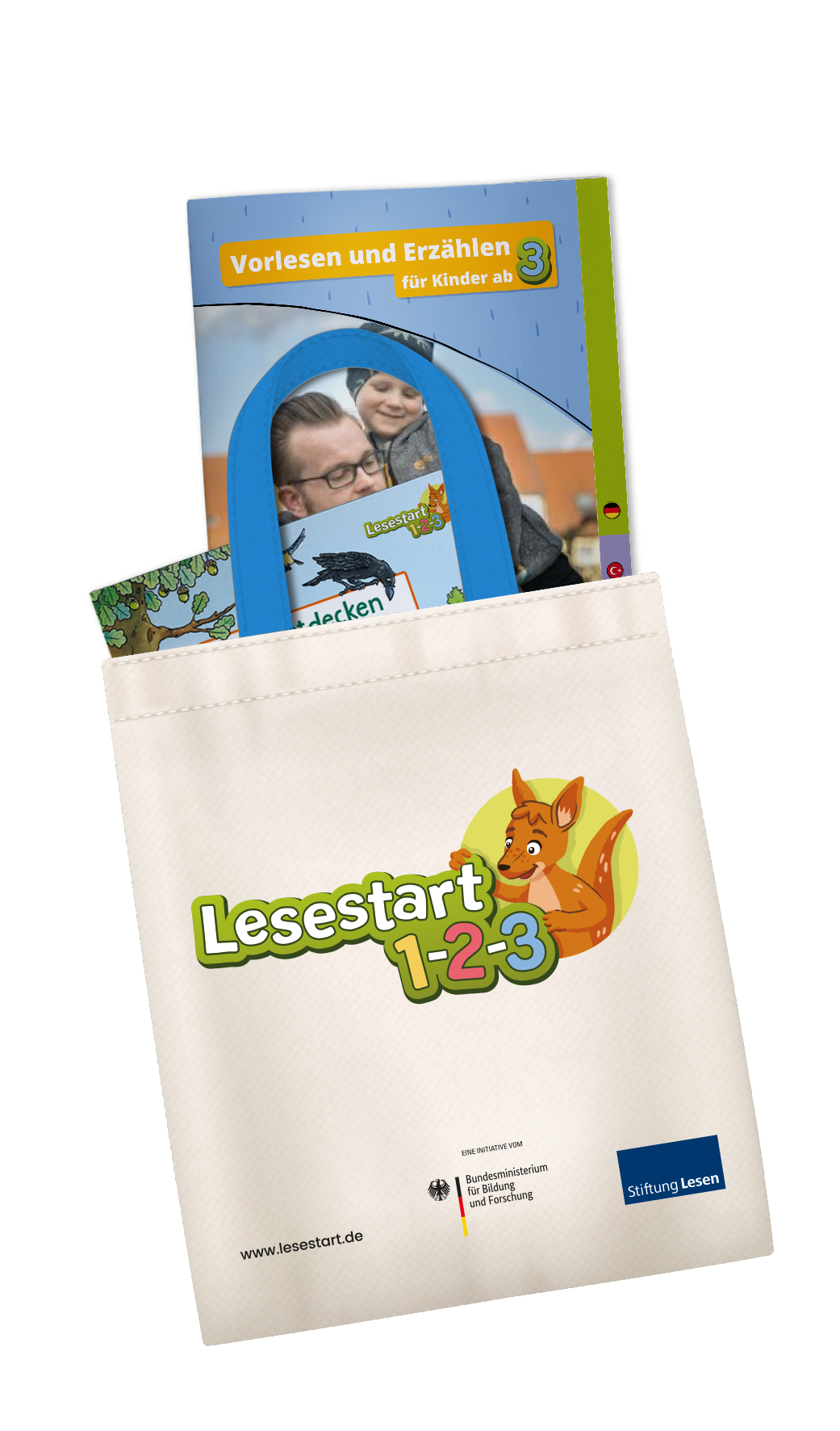 Beige Stofftasche mit dem Logo „Lesestart 1-2-3“ und einem gezeichneten Fuchs; aus der Tasche ragt ein Vorlese- und Erzählheft für Kinder ab 3 Jahren mit dem Titel „Vorlesen und Erzählen“. Unten sind die Logos des Bundesministeriums für Bildung und Forschung sowie der Stiftung Lesen zu sehen.
