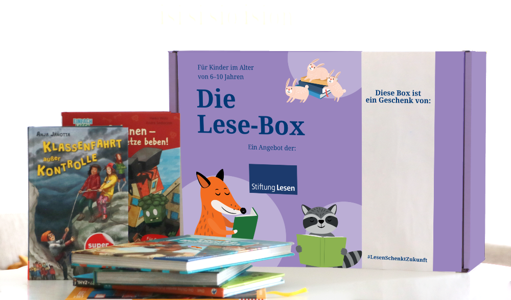 Die lilafarbene Lese-Box steht neben einem Bücherstapel