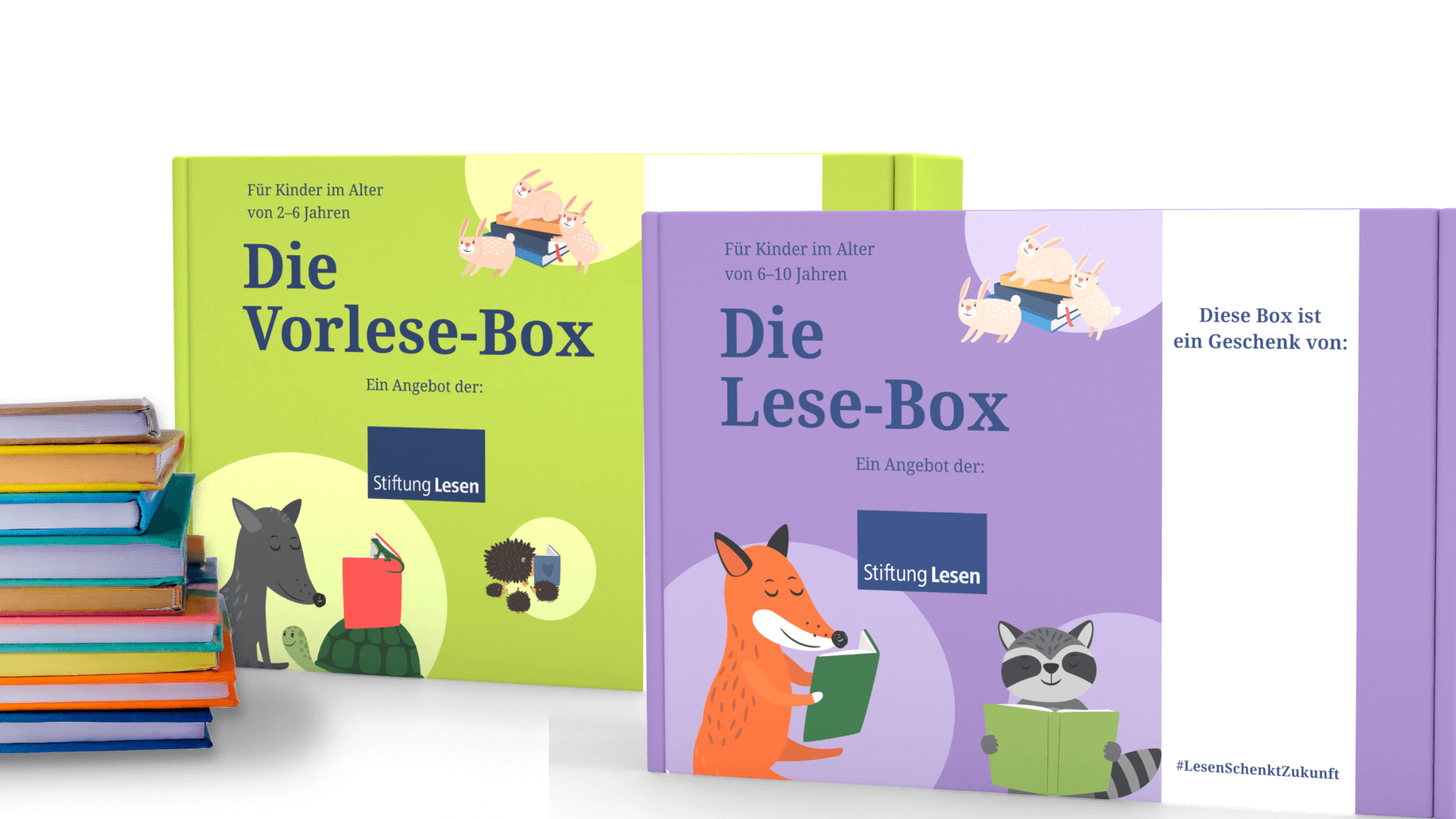 Zwei bunte Boxen der Stiftung Lesen: Links eine grüne „Vorlese-Box“ für Kinder von 2–6 Jahren, rechts eine lilafarbene „Lese-Box“ für Kinder von 6–10 Jahren. Beide Boxen zeigen Tierillustrationen mit Büchern und tragen das Logo der Stiftung Lesen. Daneben liegt ein Stapel farbiger Kinderbücher.