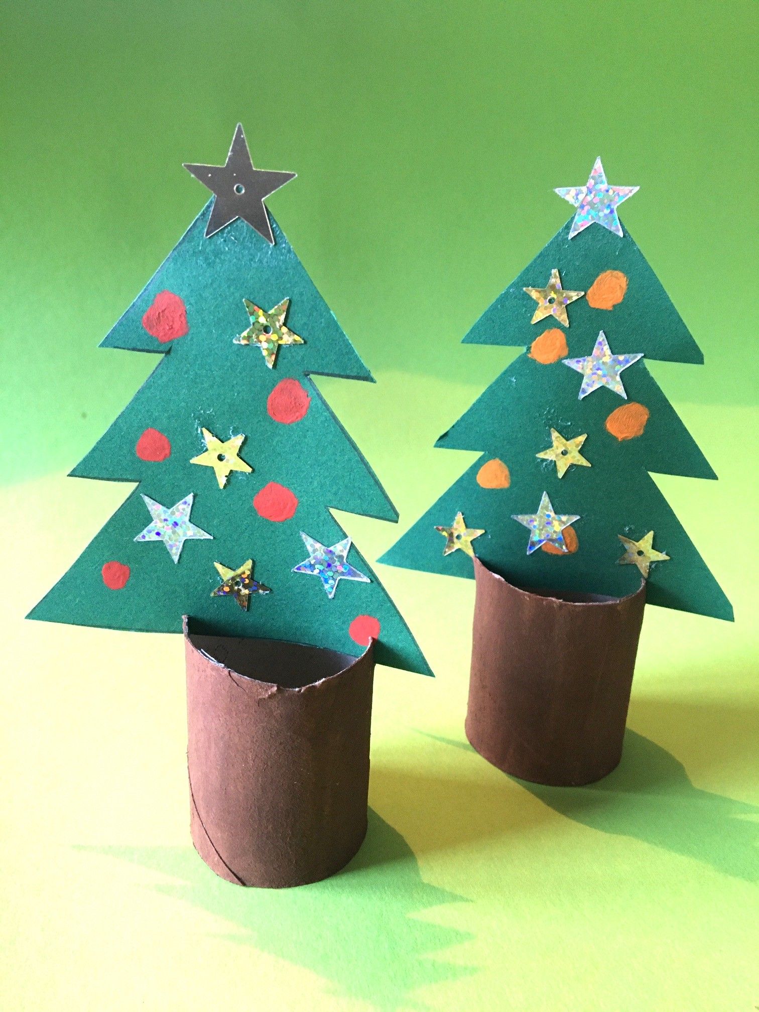 Aktionsidee "Weihnachtsbäume aus Papprollen", Stiftung Lesen 