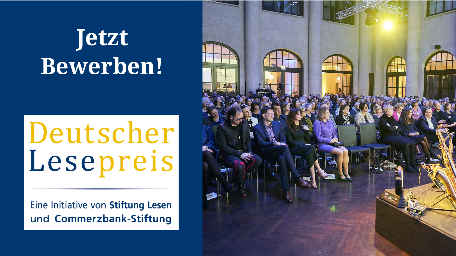 Eine Gruppe von Menschen sitzt in einem Saal links stehen die Worte Jetzt Bewerben und Deutscher Lesepreis