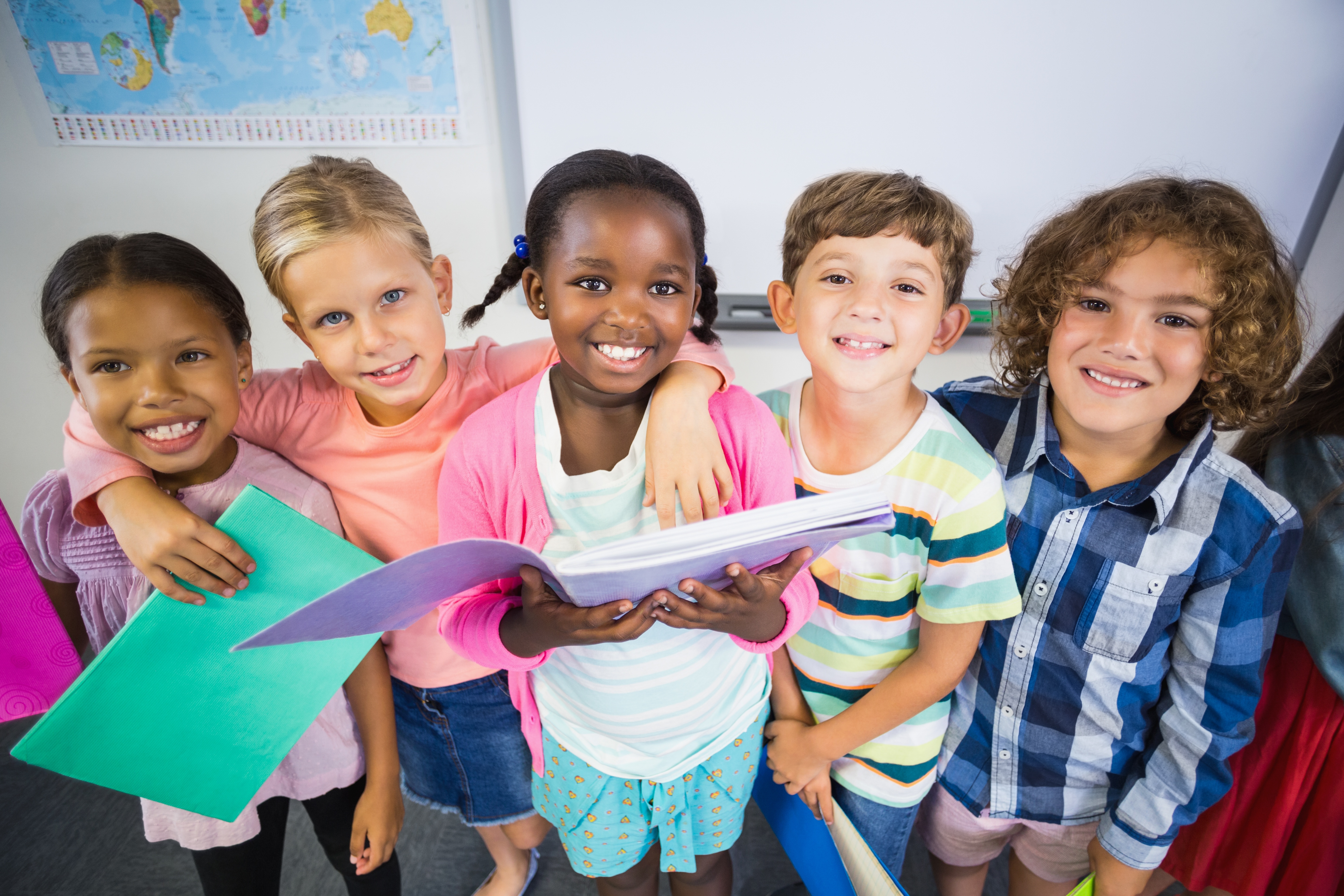 Kinder mit Büchern in der Hand