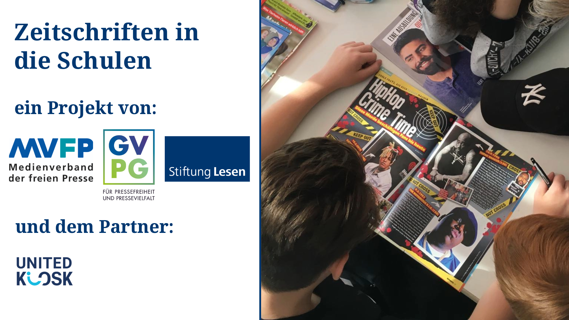 Das Bild zeigt Jugendliche aus der Vogelperspektive, die in der Schule in einem Magazin lesen. Auf der linken Seite sind die Partner des Projekts mit ihren Logos aufgeführt.