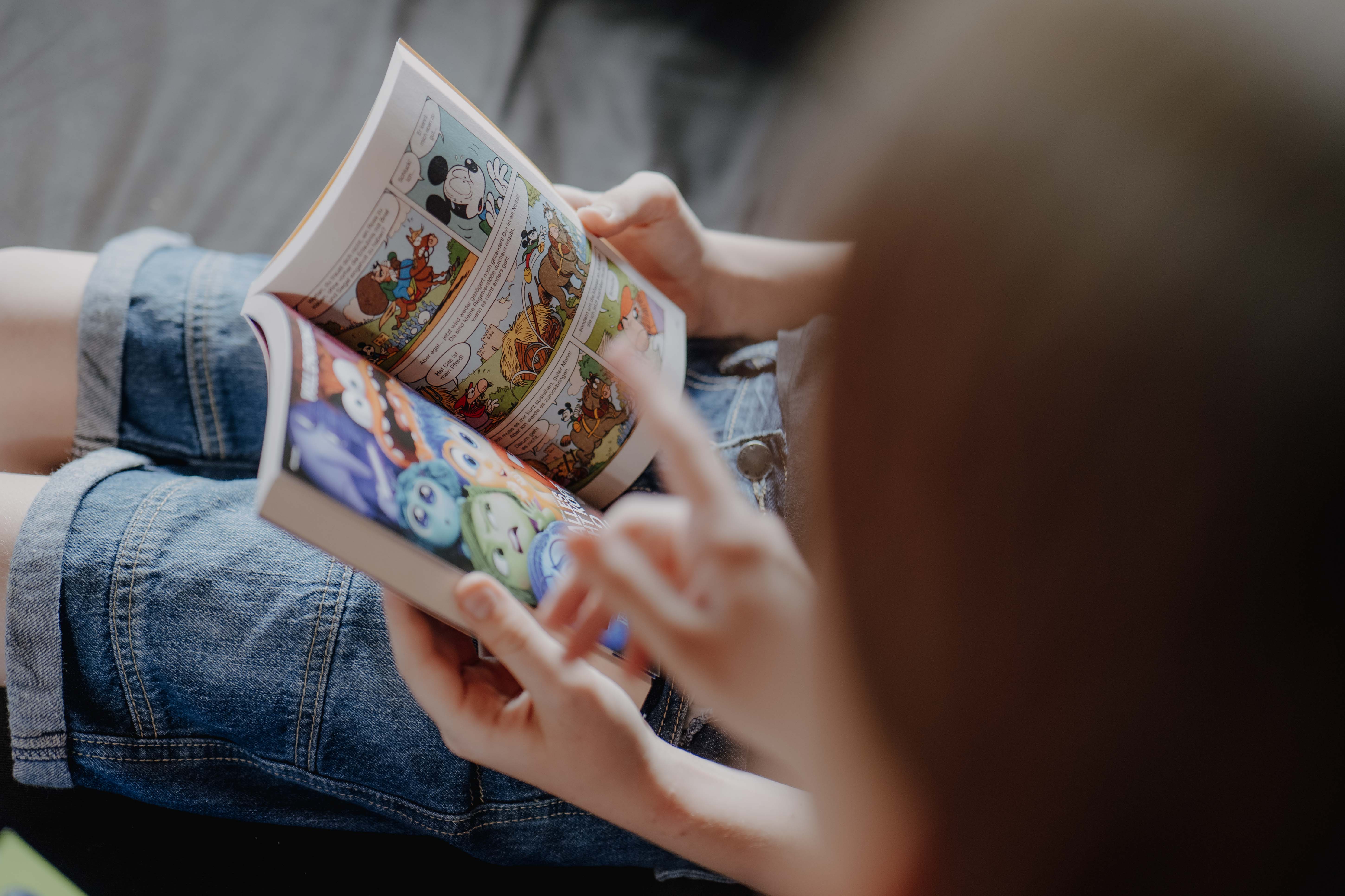 Zwei Kinder lesen in einem Comicheft