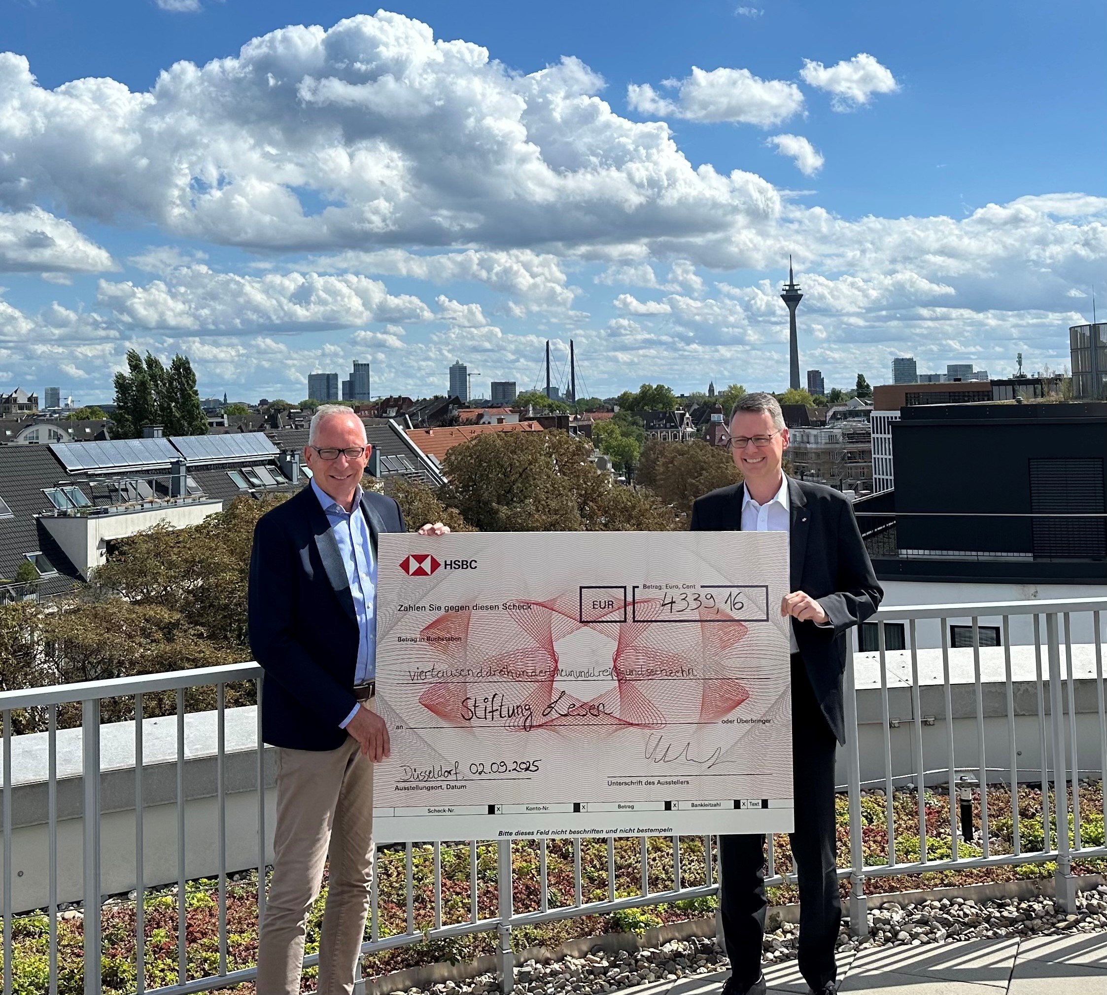 Dr. Jörg F. Maas und Dr. Michael Schleef bei der Spendenübergabe von HSBC Deutschland in Düsseldorf.