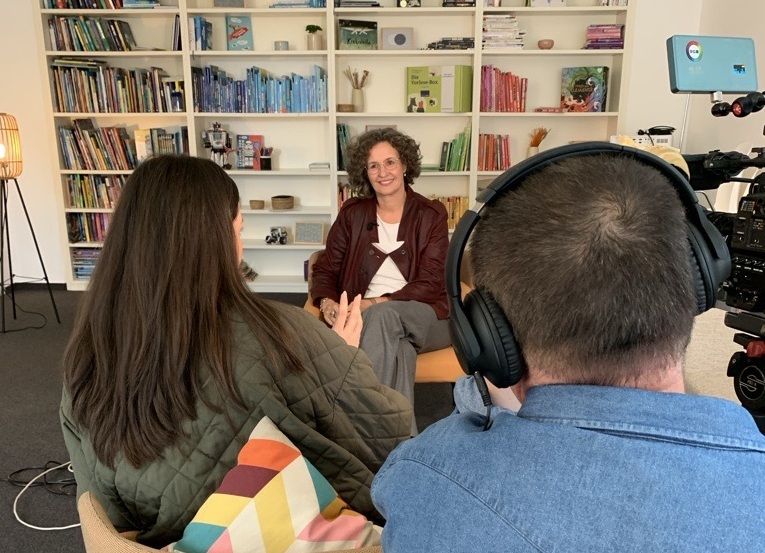 Im Bild: die Redakteurin von RTL, der Kameramann und Geschäftsführerin Programme Sabine Uehlein im Interview