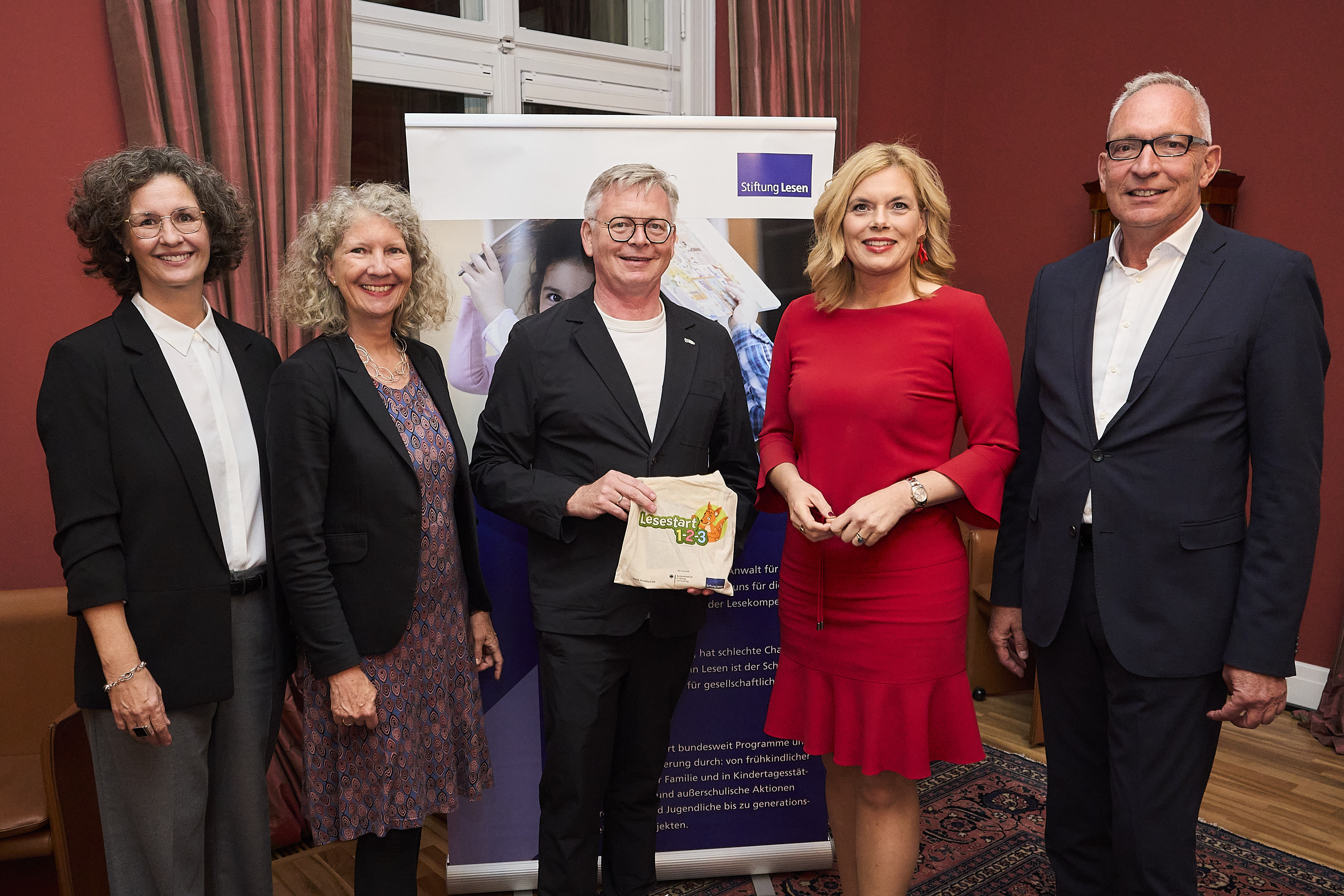 von links: Sabine Uehlein (Geschäftsführerin Programme Stiftung Lesen), Prof. Dr. C. Katharina Spieß (Bundesinstitut für Bevölkerungsforschung), Dr. Michael Hubmann (Präsident des Berufsverbandes der Kinder- und Jugendärzt*innen), Julia Klöckner MdB (Präsidentin des Deutschen Bundestags)und Dr. Jörg F. Maas (Hauptgeschäftsführer Stiftung Lesen)