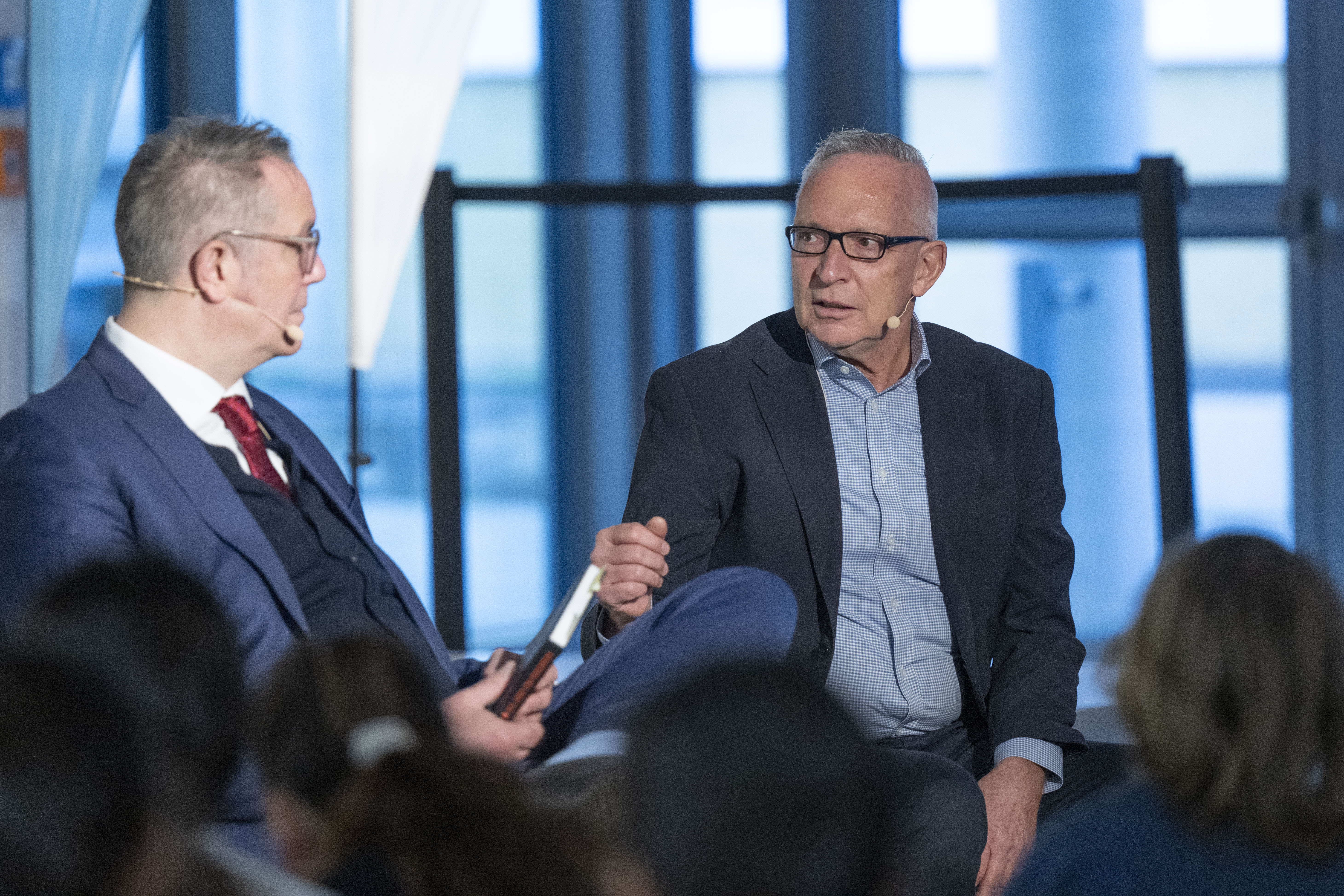 MinisterpräsidentAlexander Schweitzer und Hauptgeschäftsführer der Stiftung Lesen Dr. Jörg F. Maas
