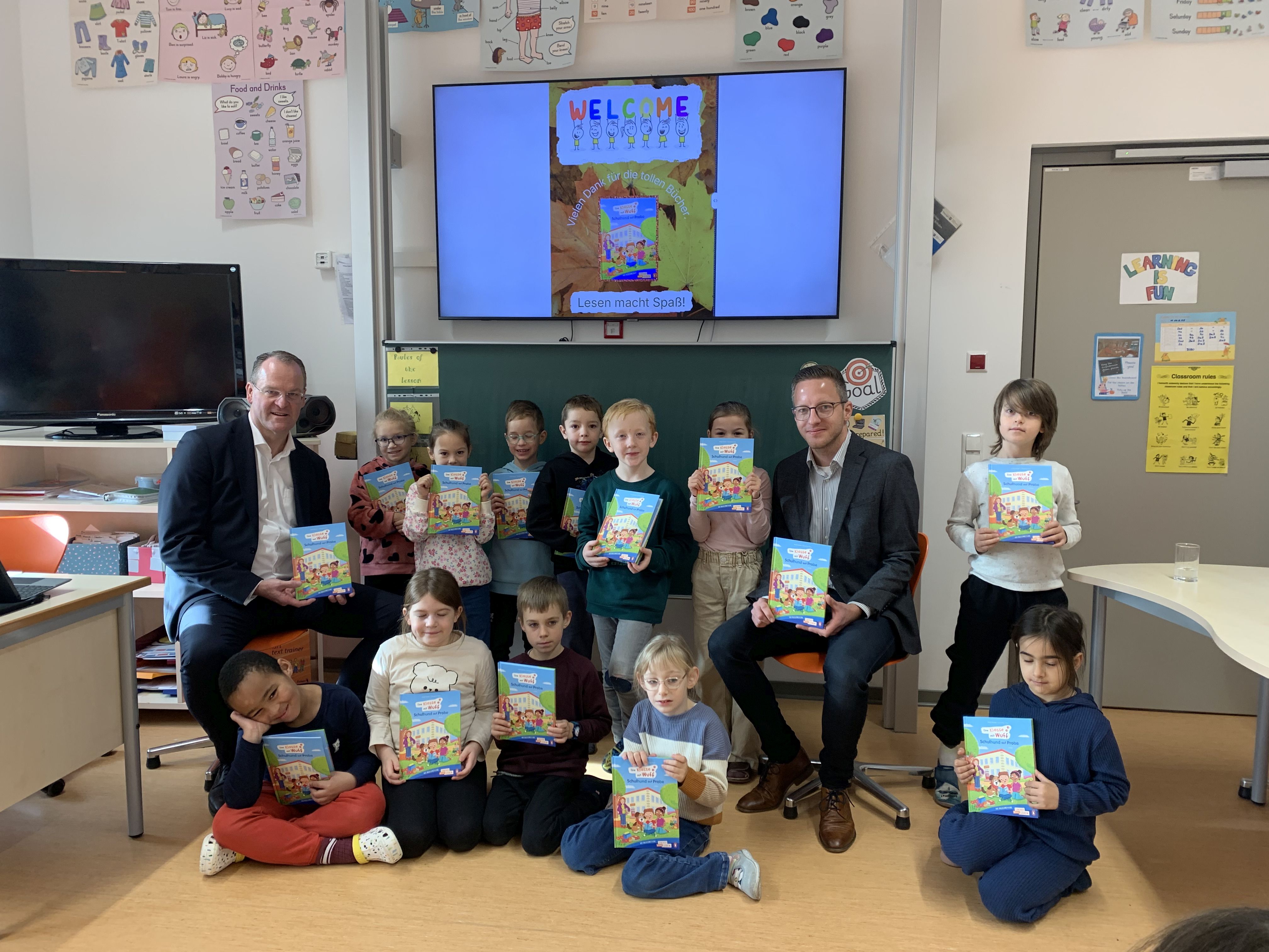 Stefan G. Reuß und Daniel Kühne mit Erstklässlern aus Thüringen.
