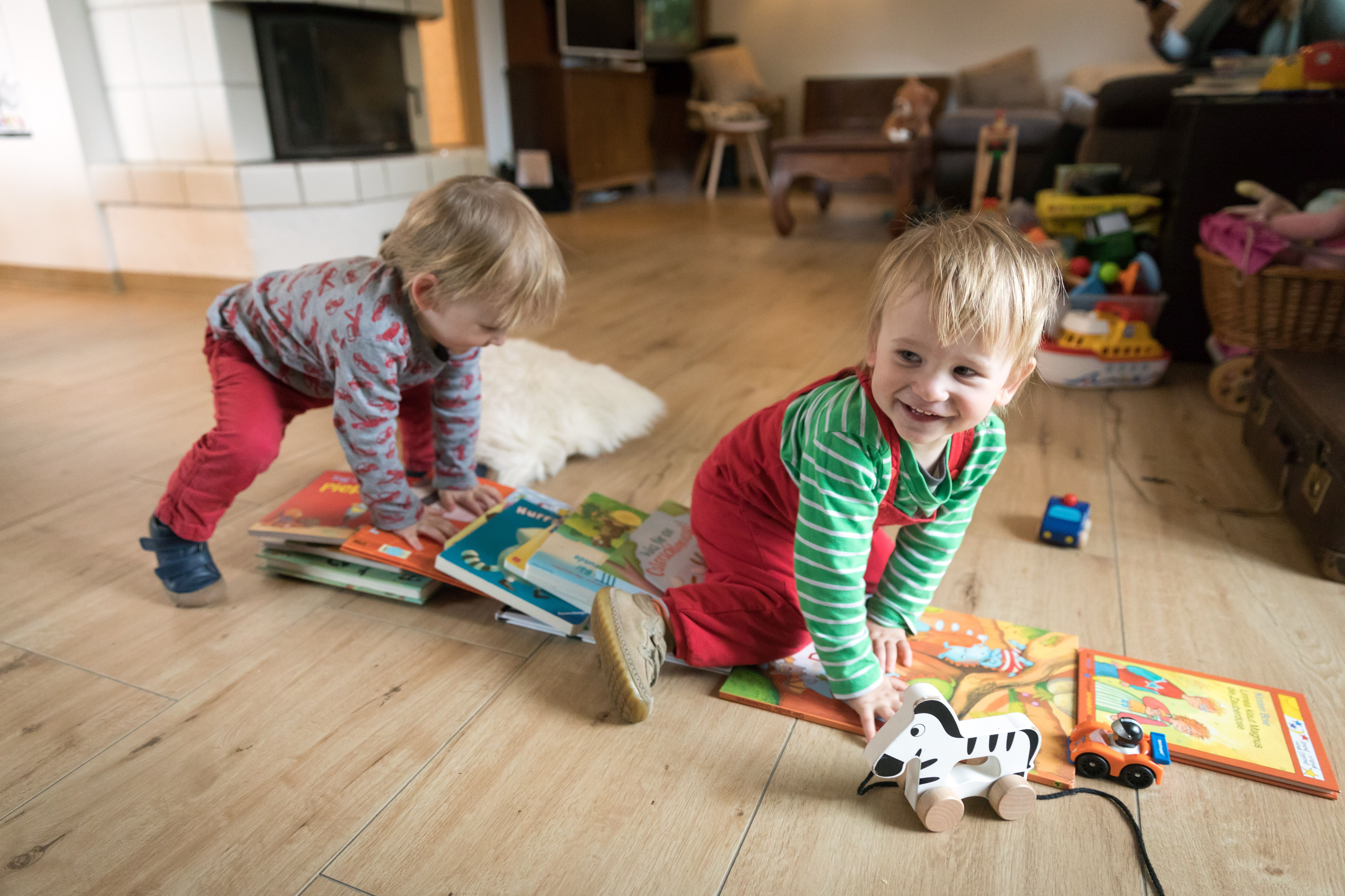 Zwei Kleinkinder beim spielen.