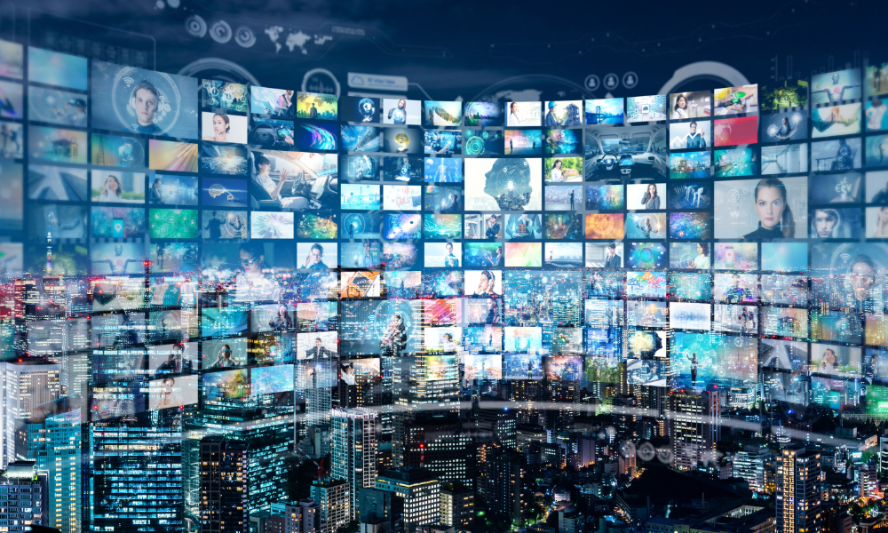 Digitale Bildschirme mit vielen Medieninhalten über einer beleuchteten Großstadt bei Nacht, Konzept für Vernetzung und Medienvielfalt