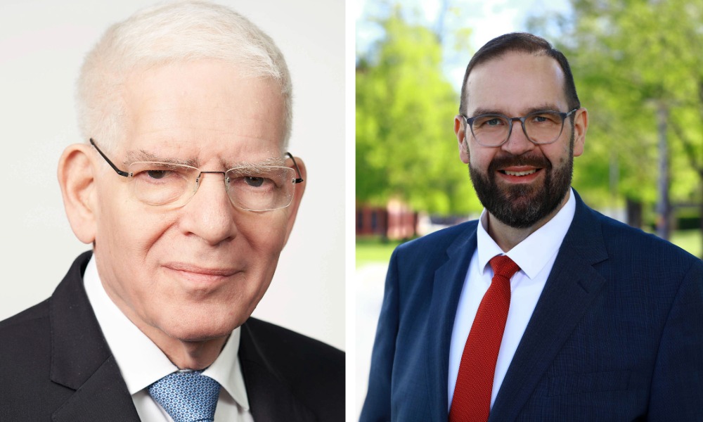 Zwei Porträts lächelnder Männer. Links Mann mit Brille, Anzug und blauer Krawatte vor weißem Hintergrund. Rechts Mann mit Brille, Bart, Anzug und roter Krawatte im Freien vor einem grünen Park.