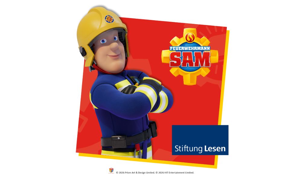 Grafik mit der animierten Figur Feuerwehrmann Sam in blauer Feuerwehruniform und gelbem Helm vor rotem Hintergrund. Rechts sind das Logo „Feuerwehrmann Sam“ und das Logo der Stiftung Lesen zu sehen.