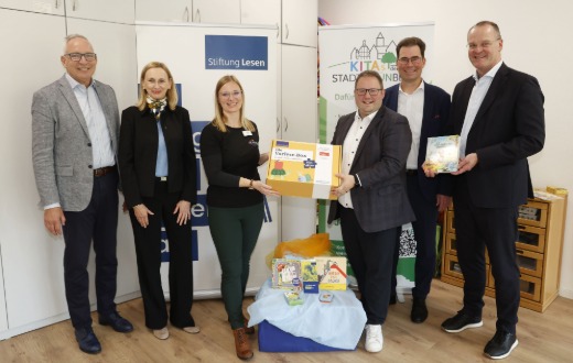 Spendenübergabe einer Vorlese-Box in einer Kita.