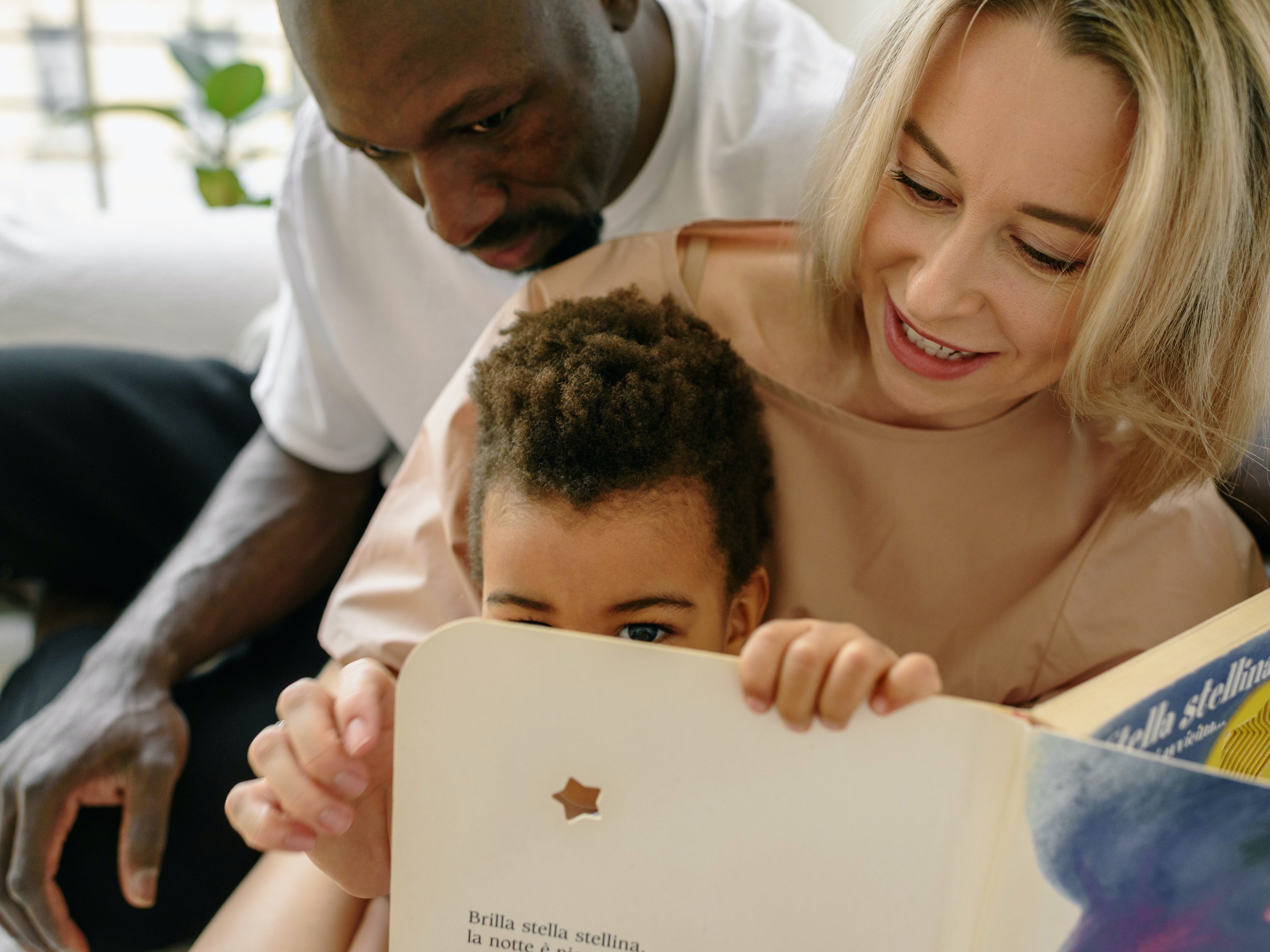 Vater und Mutter lesen Kind vor