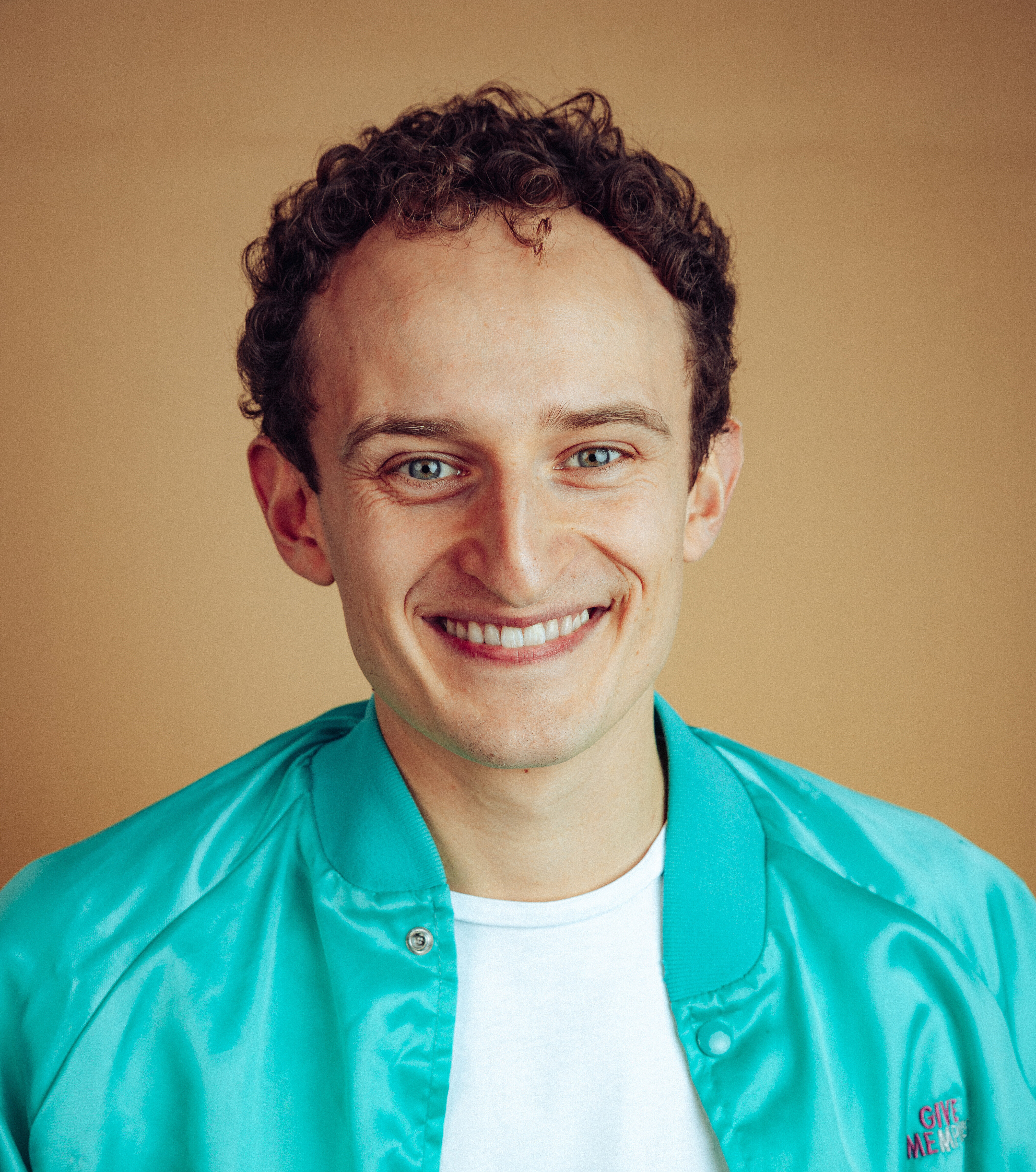 Foto des Moderators und Lesebotschafters Julian Janssen