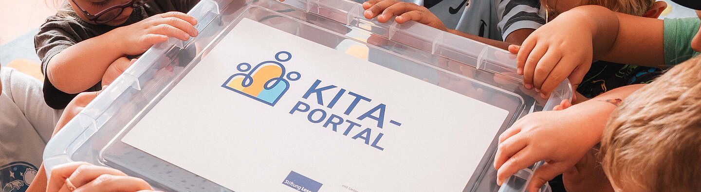 Viele Hände öffnen eine Plastik Box auf der Kita Portal steht