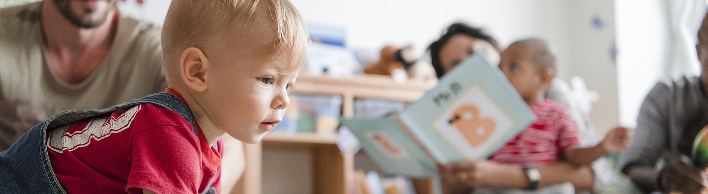 Eltern spielt mit ihren Kindern zu Hause