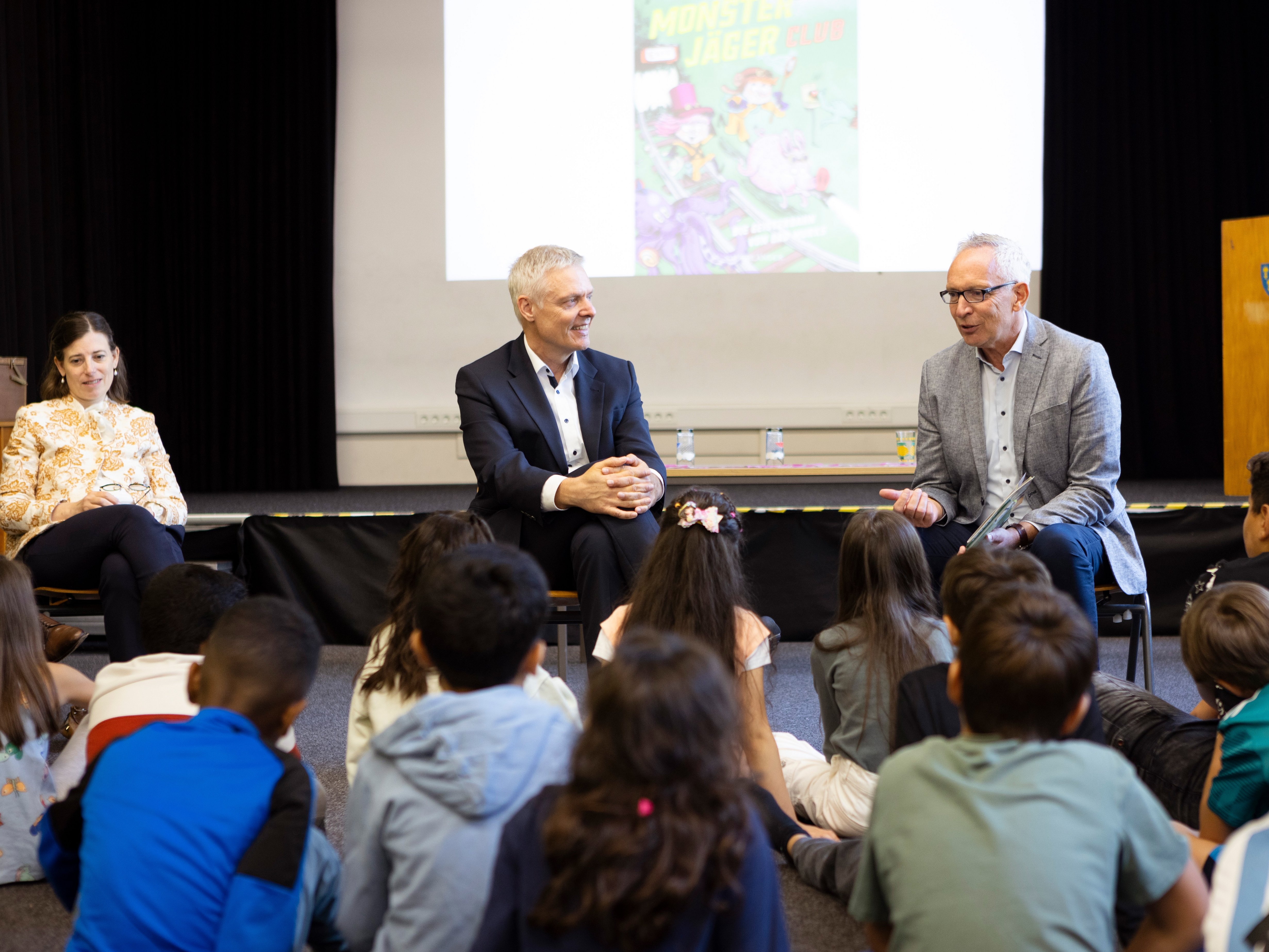 Dr. Jörg F. Maas, Hauptgeschäftsführer der Stiftung Lesen und Hessens Kultusstaatssekretär Dr. Manuel Lösel bei der Übergabe der Buchgeschenke an Grundschulklassen