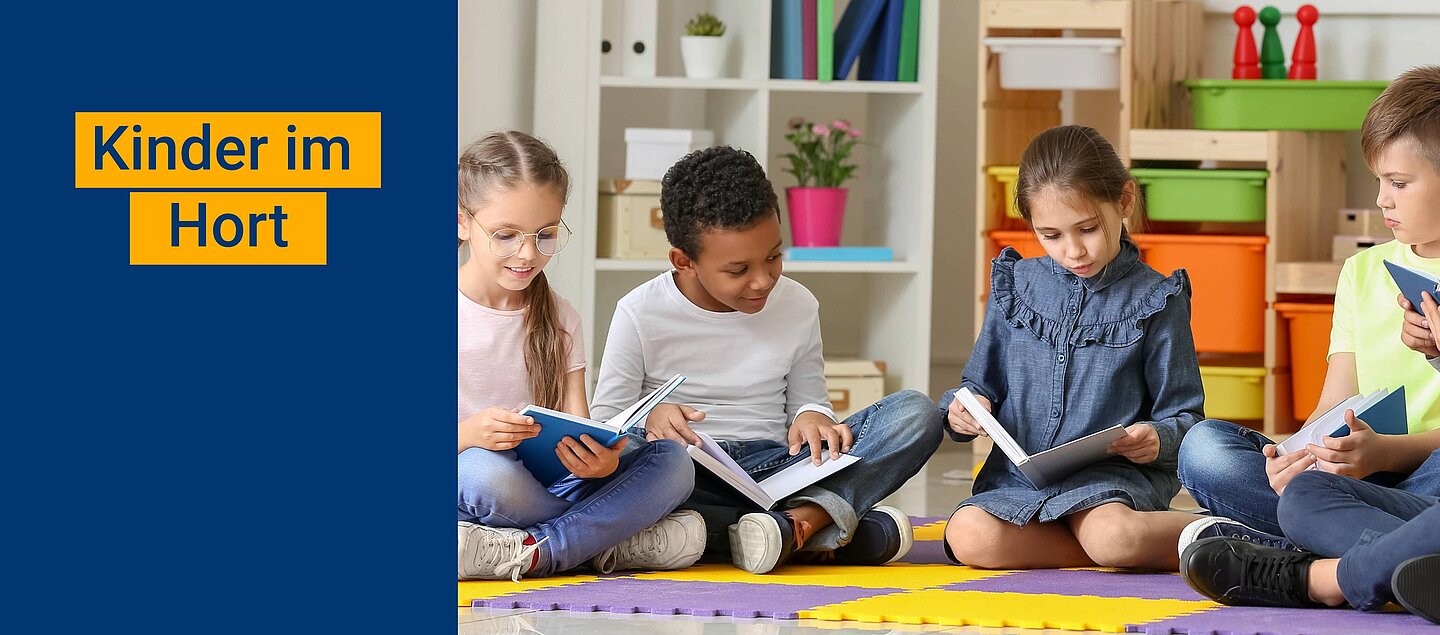 Kinder sitzen im Kreis und lesen