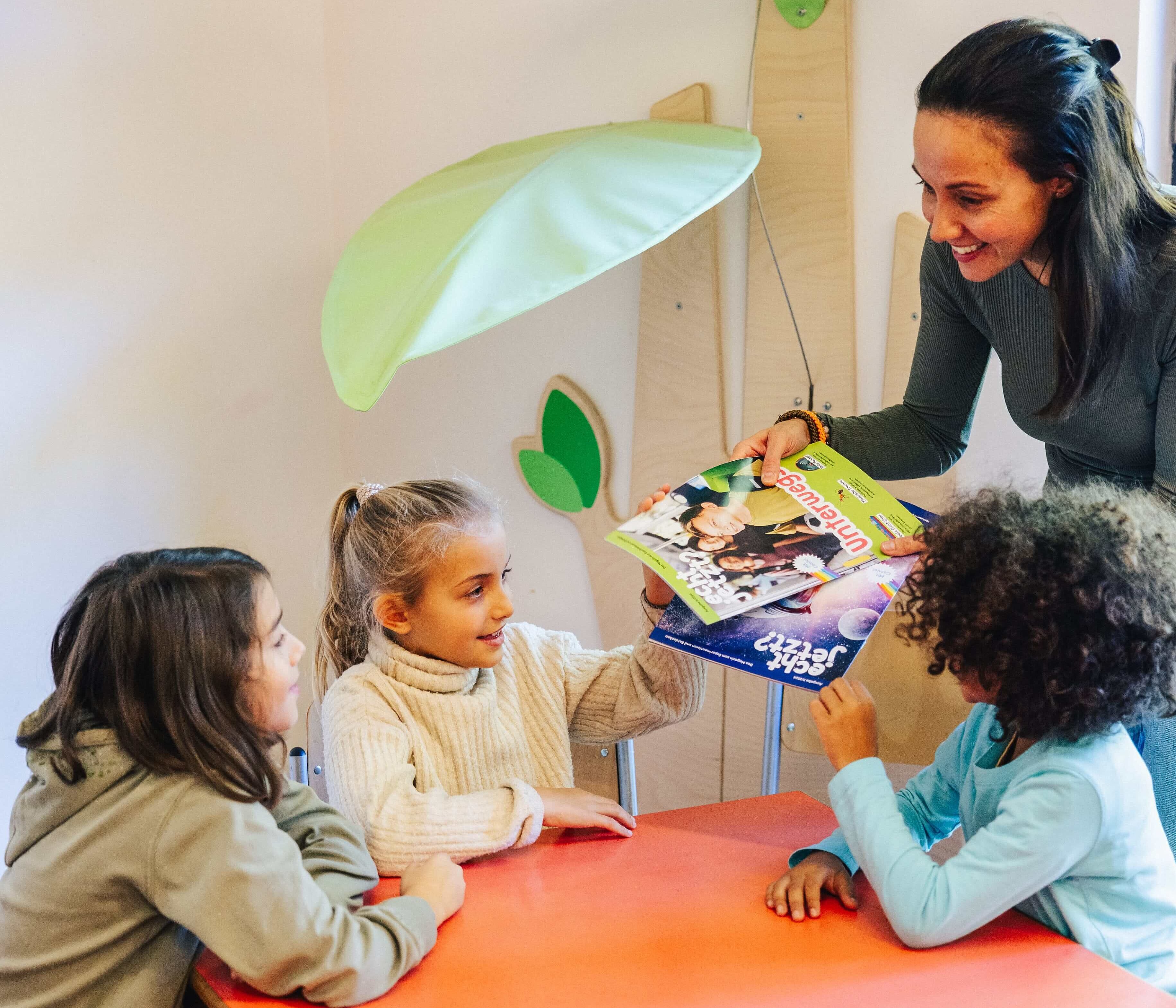 Fachkraft verteilt echt jetzt magazin