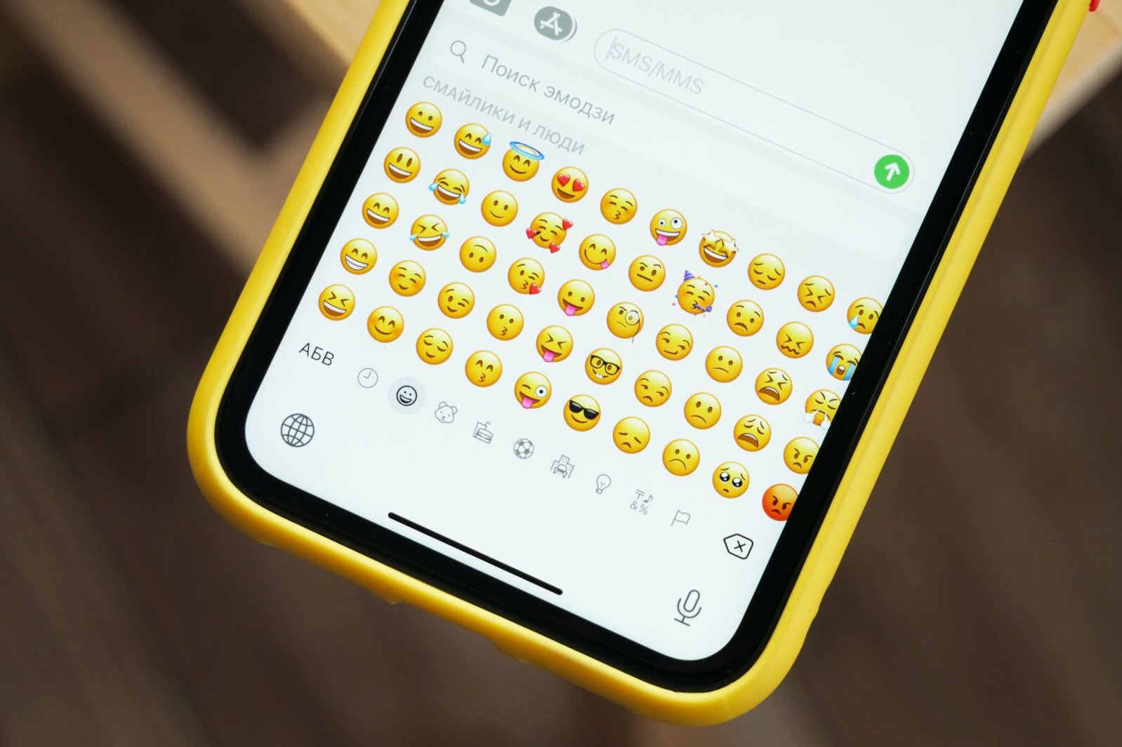Nahaufnahme eines Smartphones mit der Anzeige zahlreicher Emojis