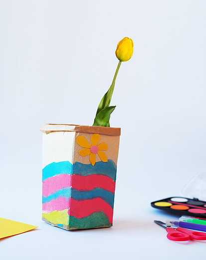 Aktionsidee „Blumentoepfe und Vasen aus Saftkartons"