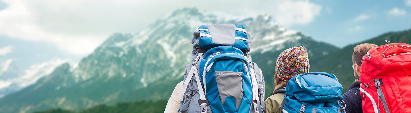 Gruppe von Menschen mit Wanderrucksäcken