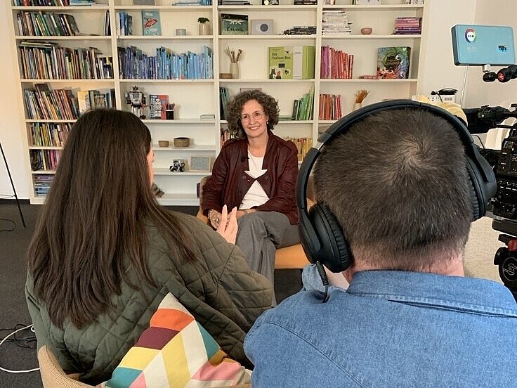 Im Bild: die Redakteurin von RTL, der Kameramann und Geschäftsführerin Programme Sabine Uehlein im Interview