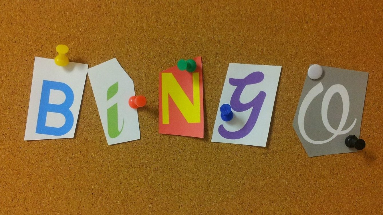 Aus verschiedenen Buchstaben ist das Wort "Bingo" auf eine Kork-Pinnwand gepinnt