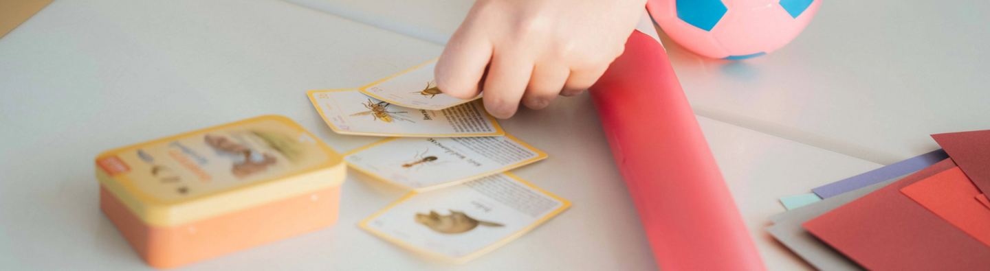 Kinderhand legt Spielkarten aus