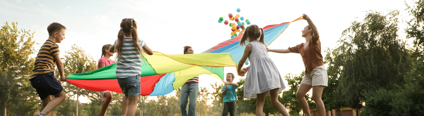 Kinder spielen gemeinsam im freien mit einem Spielzelt