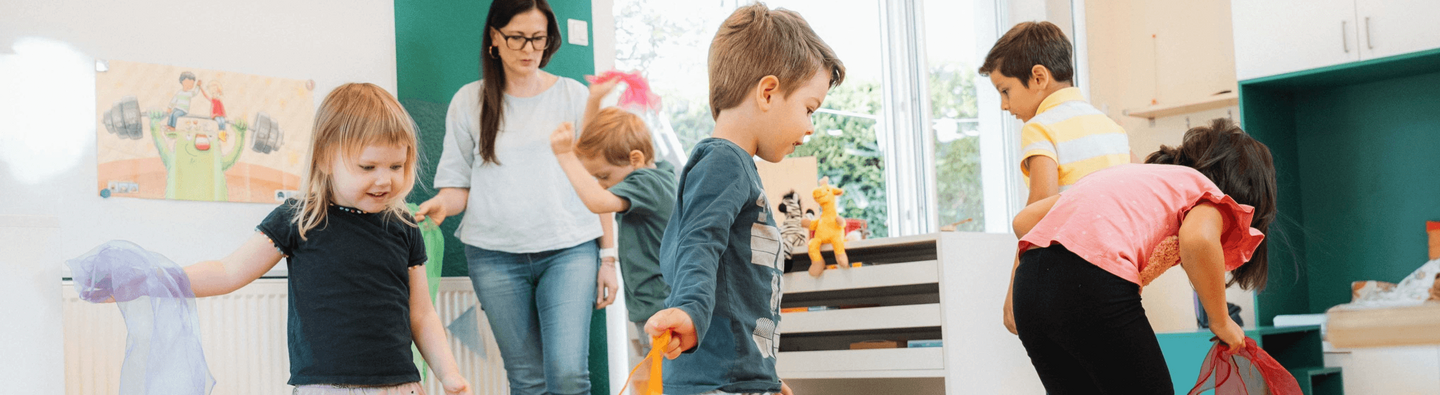Kinder spielen mit Tüchern 