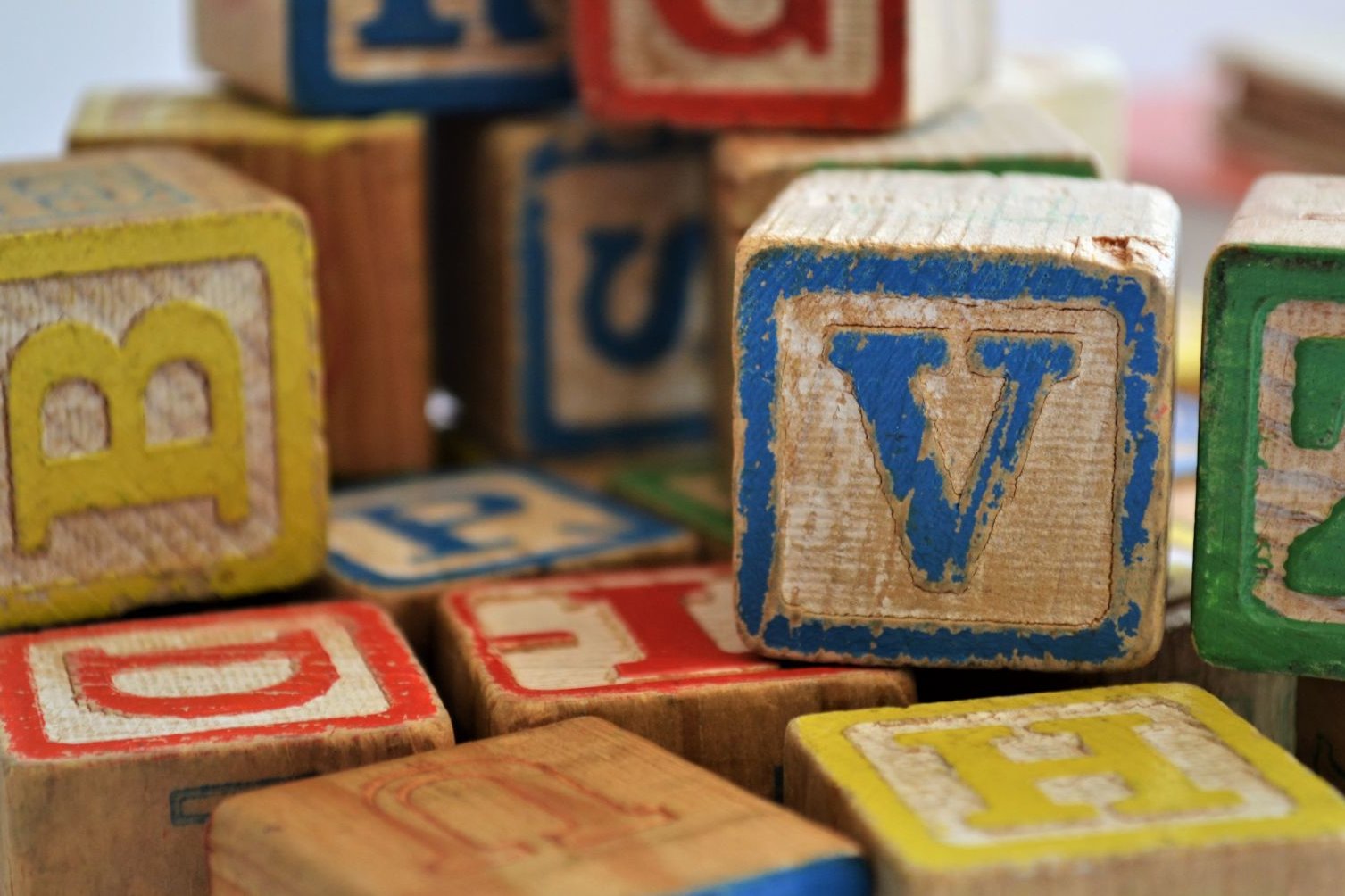 Holzwürfel mit bunten Buchstaben