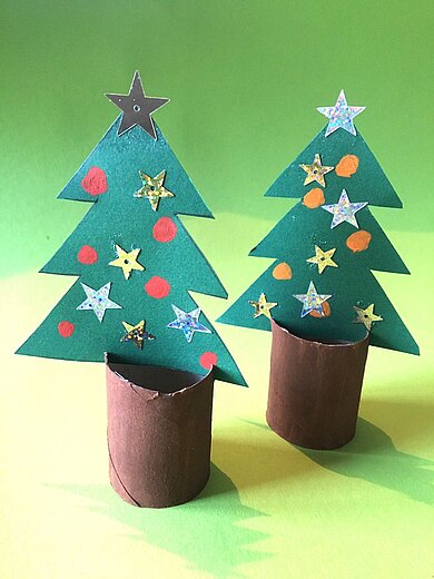 Aktionsidee "Weihnachtsbäume aus Papprollen", Stiftung Lesen 