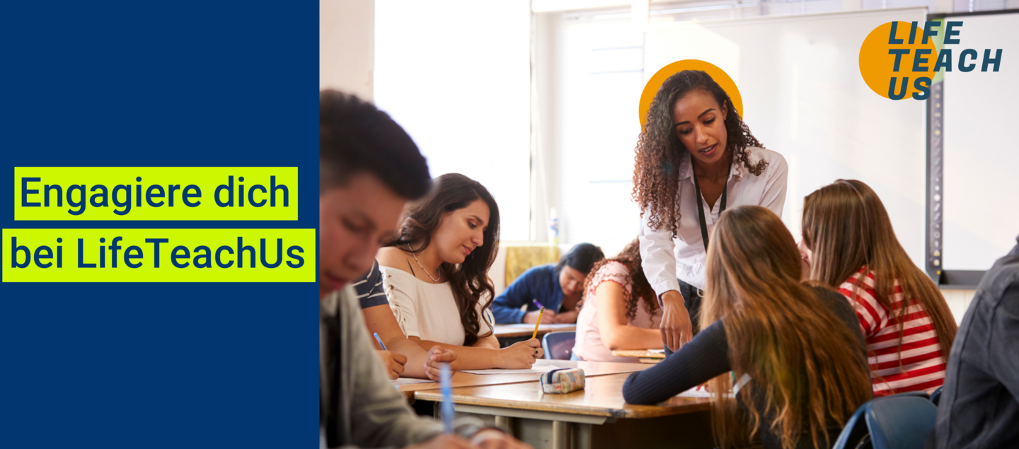 Ein Banner zeigt eine Unterrichtssituation in einem Klassenraum, in dem mehrere Personen gemeinsam an Tischen arbeiten. Links steht der Text „Engagiere dich bei LifeTeachUs“ auf dunkelblauem Hintergrund. Rechts oben befindet sich das LifeTeachUs‑Logo.