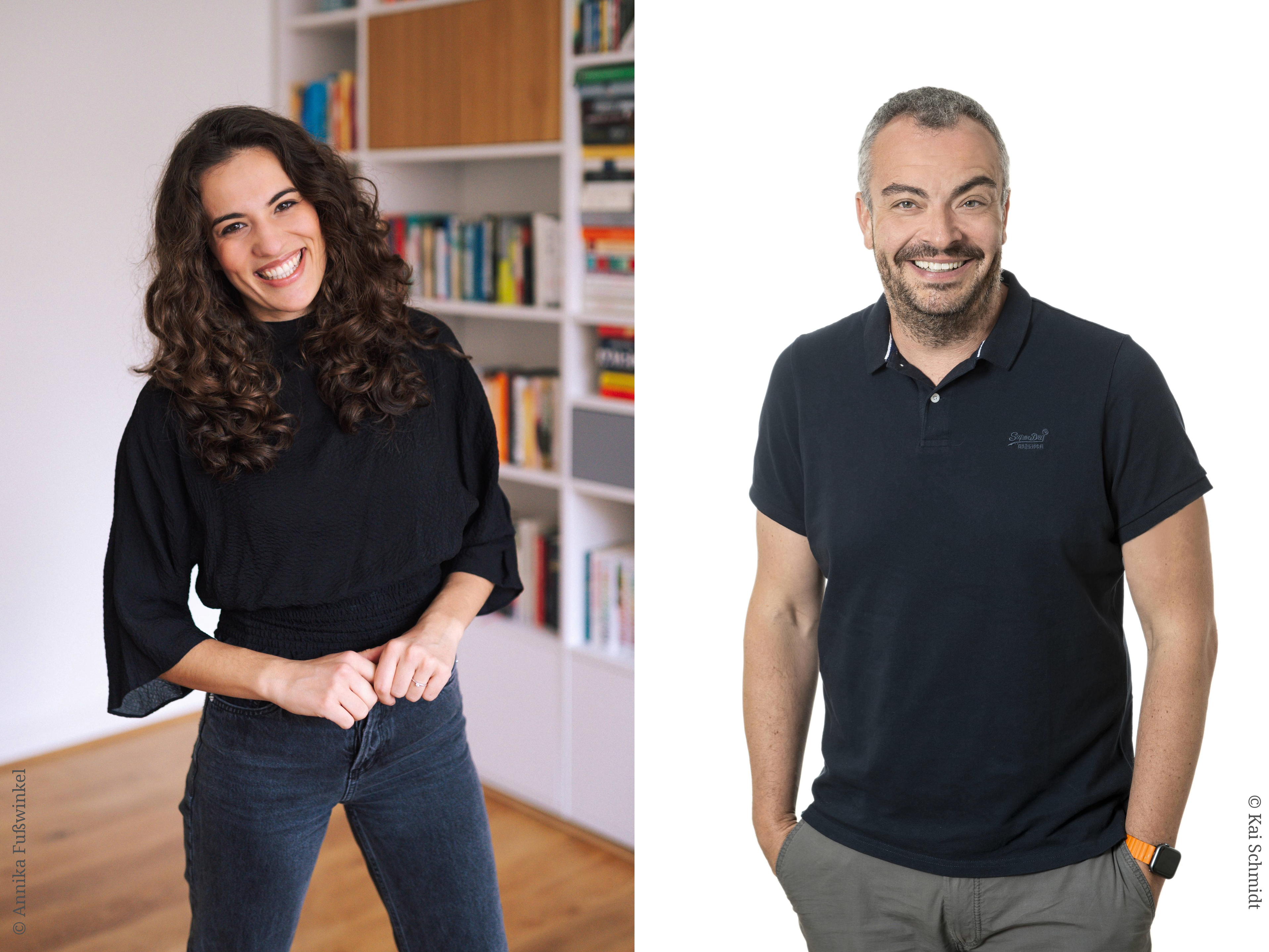 Zwei Porträts nebeneinander: Links eine lächelnde Frau mit lockigen Haaren vor einem Bücherregal, rechts ein lächelnder Mann im dunklen Poloshirt vor neutralem Hintergrund.