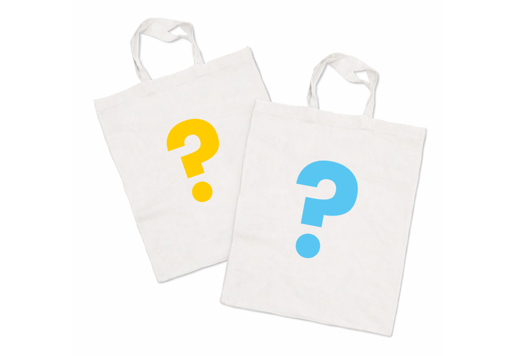 Zwei weiße Stofftaschen liegen nebeneinander, jeweils bedruckt mit einem großen farbigen Fragezeichen in Gelb und Blau.